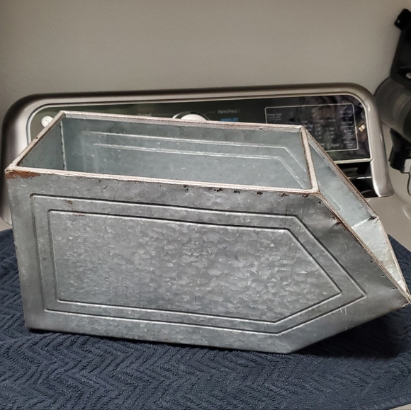 Vintage Americana Other - Farmhouse Galvanized Steel vintage Footed metal container L👀K